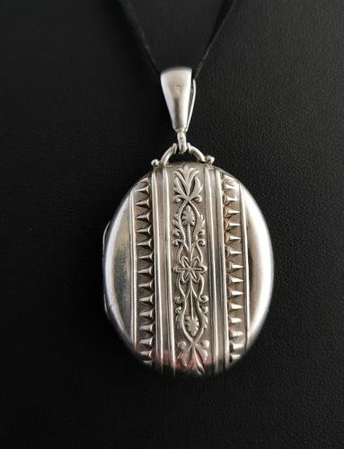 Antique Victorian Silver Locket, Aesthetic Era (1 of 13)