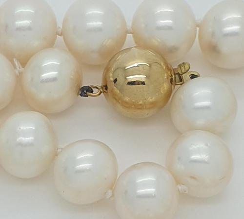 South Sea Pearls with Gold Ball Clasp (1 of 5) South Sea Pearls with Gold Ball Clasp (1 of 5)