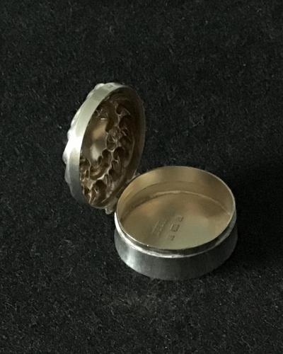 Late Victorian Silver Repousse Top Silver Pill Box (1 of 6) Late Victorian Silver Repousse Top Silver Pill Box (1 of 6)