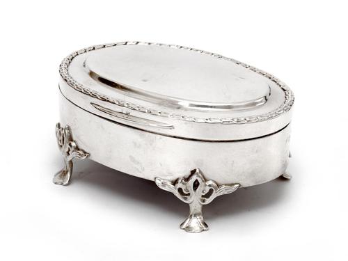 Oval Edwardian Silver Jewellery Box with a Hinged Plain Lid & Wreath Style Border (1 of 5) Oval Edwardian Silver Jewellery Box with a Hinged Plain Lid & Wreath Style Border (1 of 5)