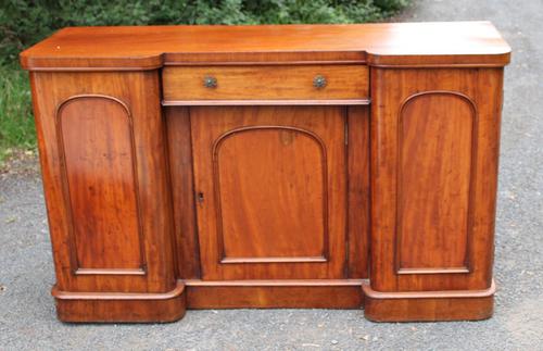 1900's Large Well Fitted Breakfront Mahogany 3 Door Sideboard + Key (1 of 5)