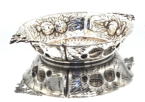 Small Victorian Silver Strawberry Dish - London 1886 (1 of 4) Small Victorian Silver Strawberry Dish - London 1886 (1 of 4)