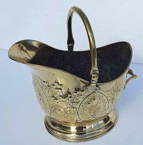 19th Century Embossed Brass Coal Scuttle (1 of 3) 19th Century Embossed Brass Coal Scuttle (1 of 3)