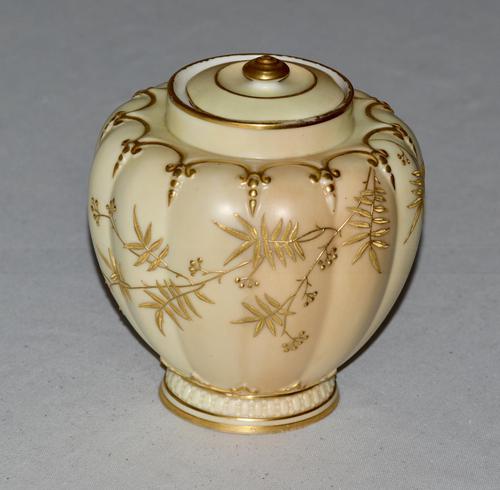 Superb Worcester Royal Porcelain Co. Blush Ivory Lidded Vase 1890 (1 of 9)