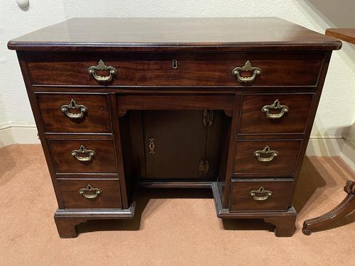 Quality Mid 18th Century Mahogany Kneehole Desk (1 of 7)