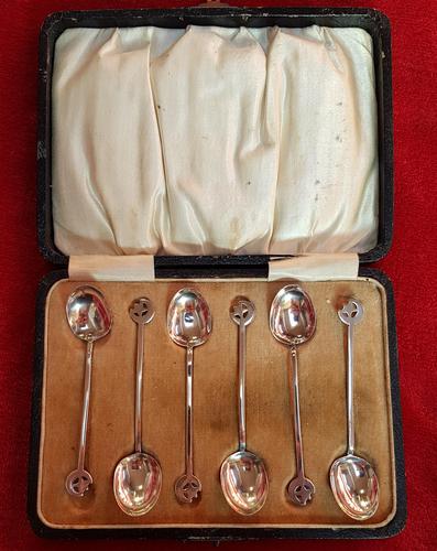 Cased Set of Sterling Silver Coffee Spoons (1 of 5)