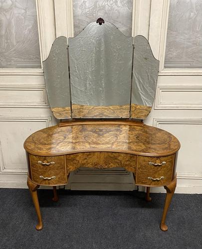 Queen Anne Burr Walnut Kidney Dressing Table (1 of 17) Queen Anne Burr Walnut Kidney Dressing Table (1 of 17)