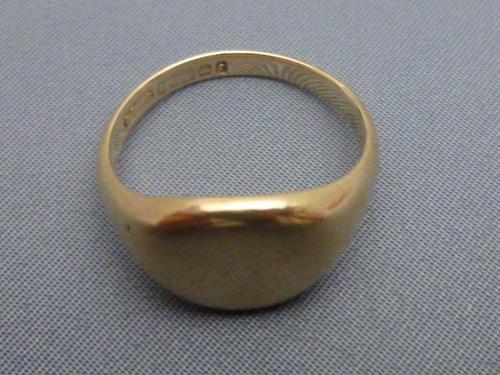 9ct gold gentlemans signet ring (1 of 5) 9ct gold gentlemans signet ring (1 of 5)