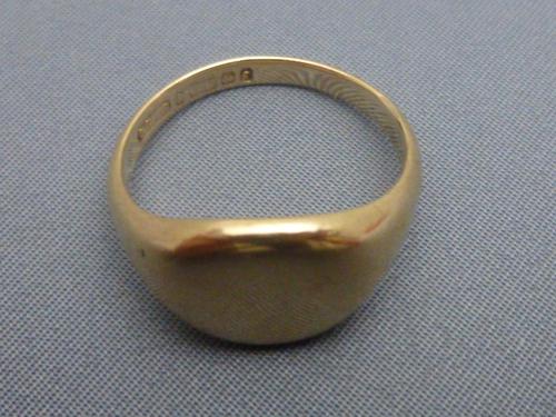 9ct gold gentlemans signet ring (1 of 5)