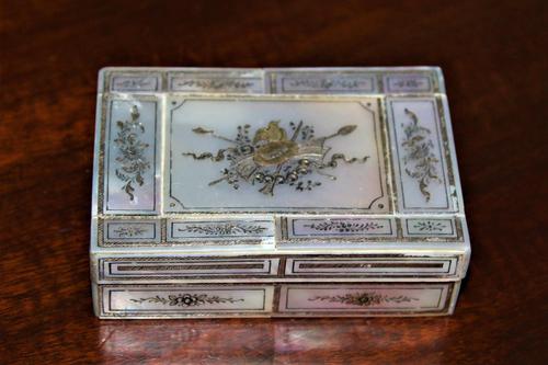 Fine quality mother-of-pearl box with a finely engraved cartouche gilded & silvered (1 of 5) Fine quality mother-of-pearl box with a finely engraved cartouche gilded & silvered (1 of 5)