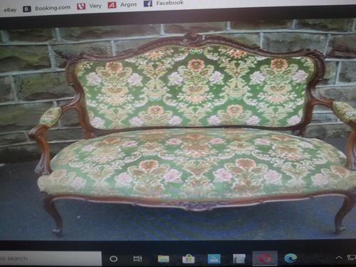 Very Nice French Carved Settee in Walnut c.1880 (1 of 4) Very Nice French Carved Settee in Walnut c.1880 (1 of 4)