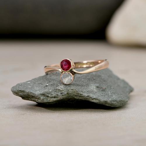 The Vintage 1922 White & Red Stone Gold Ring (1 of 4)