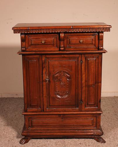 Small Italian Renaissance Credenza in Walnut c.1600 with Coat of Arms (1 of 11) Small Italian Renaissance Credenza in Walnut c.1600 with Coat of Arms (1 of 11)