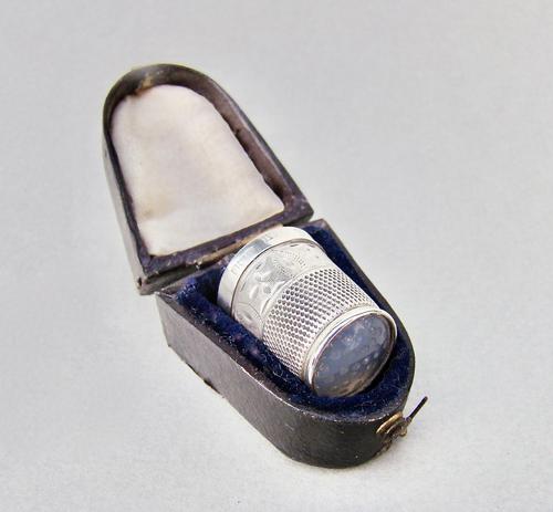 Cased George V Silver & Agate Thimble by James Swann & Son, Birmingham 1932 (1 of 5)