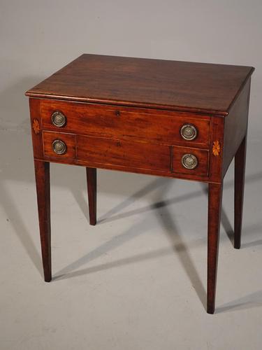 A Neat George III Period Mahogany Dressing Table (1 of 5) A Neat George III Period Mahogany Dressing Table (1 of 5)