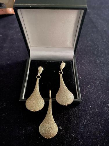 18k Gold Plated Drop Earrings & Matching Pendant (1 of 4) 18k Gold Plated Drop Earrings & Matching Pendant (1 of 4)