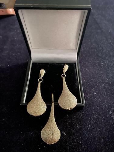 18k Gold Plated Drop Earrings & Matching Pendant (1 of 4)