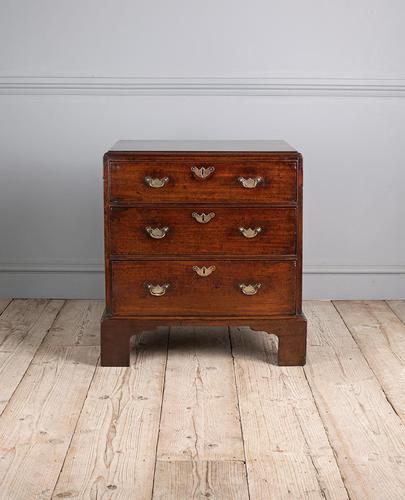 Small Georgian mahogany chest of drawers (1 of 5) Small Georgian mahogany chest of drawers (1 of 5)