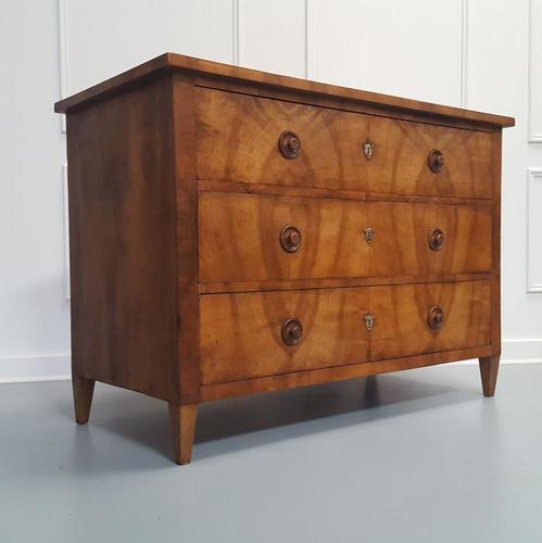 Beautifully Figured Walnut Commode c.1830 (1 of 8)