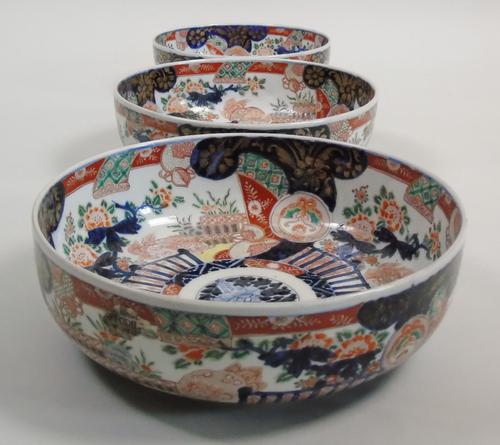 Good Set of Three Graduating Japanese Imari Bowls (1 of 13)