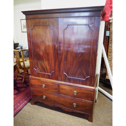 Neat Size 18th Century Mahogany Linen Press (1 of 7)