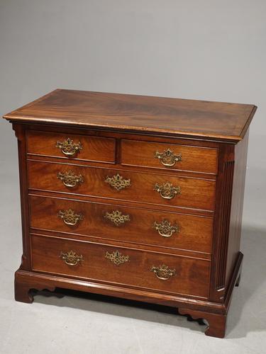 Good George II Period Mahogany Chest of Drawers of Small Proportions (1 of 5)