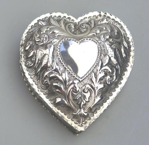 William Comyns - Good Solid Silver Novelty Heart Box c.1895 (1 of 11) William Comyns - Good Solid Silver Novelty Heart Box c.1895 (1 of 11)