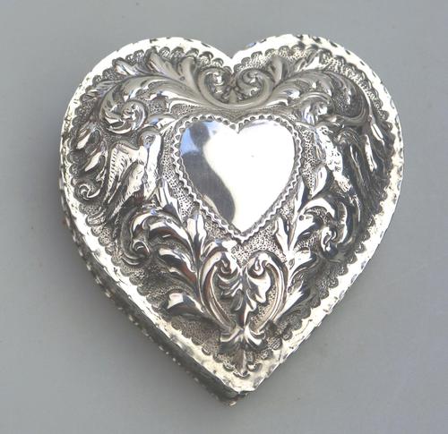 William Comyns - Good Solid Silver Novelty Heart Box c.1895 (1 of 11)