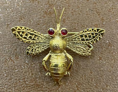 9ct Scarf Clip in the Form of a Bee (1 of 4)