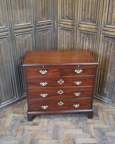 Small Georgian Mahogany Chest of Drawers (1 of 7) Small Georgian Mahogany Chest of Drawers (1 of 7)