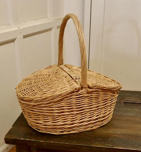Lined Oval Wicker Picnic Basket (1 of 6) Lined Oval Wicker Picnic Basket (1 of 6)