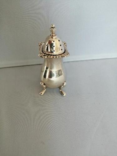 Charming Silver Pepper Pot (1 of 5) Charming Silver Pepper Pot (1 of 5)