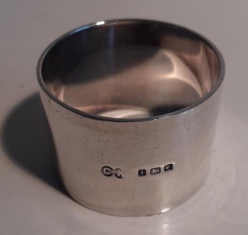 Heavy Silver Napkin Ring, Hallmarked London 1944 (1 of 2) Heavy Silver Napkin Ring, Hallmarked London 1944 (1 of 2)
