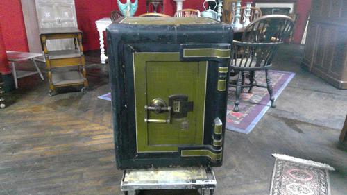 FIne Quality Chatwood Safe Still in its Original Livery (1 of 6) FIne Quality Chatwood Safe Still in its Original Livery (1 of 6)