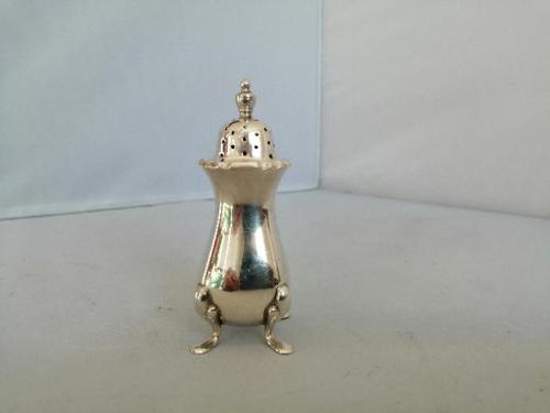 Charming Silver Pepper Pot (1 of 5) Charming Silver Pepper Pot (1 of 5)