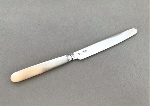 Stylish Georgian silver & mother-of-peal butter knife (1 of 3)