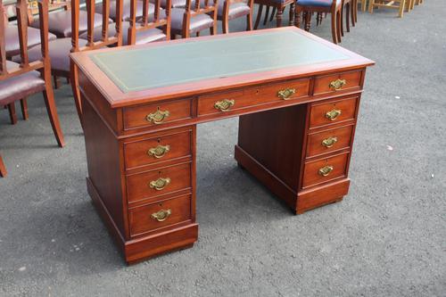 1920s Mahogany Pedestal Desk with Green Leather on Top (1 of 5)