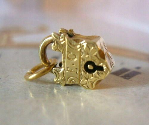 Victorian Pocket Watch Chain Fob 1890s Dainty Antique Gilt Miniature Padlock Fob (1 of 9) Victorian Pocket Watch Chain Fob 1890s Dainty Antique Gilt Miniature Padlock Fob (1 of 9)