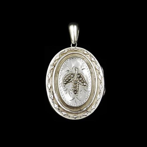 Antique Victorian Engraved Oval Sterling Silver Photo Locket Pendant (1 of 9) Antique Victorian Engraved Oval Sterling Silver Photo Locket Pendant (1 of 9)