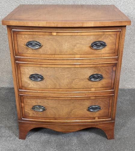 Small Mahogany Bow Front Chest In The Georgian Style / Bevan Funnell, Reprodux (1 of 8) Small Mahogany Bow Front Chest In The Georgian Style / Bevan Funnell, Reprodux (1 of 8)