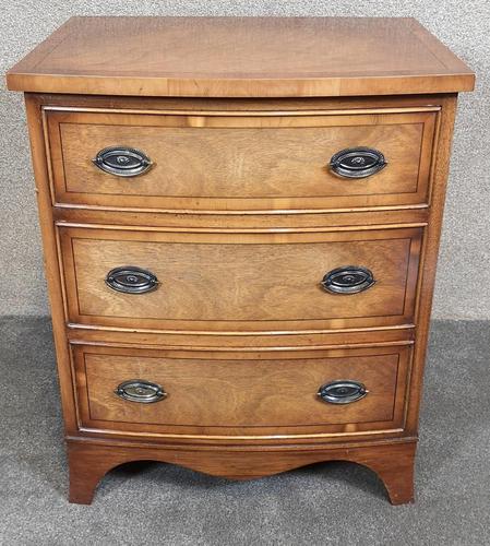 Small Mahogany Bow Front Chest In The Georgian Style / Bevan Funnell, Reprodux (1 of 8)