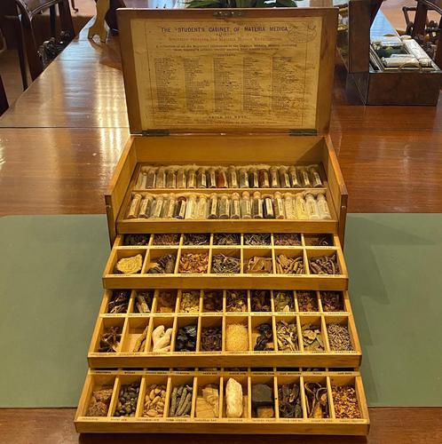 Victorian “cabinet Of materia medica” – complete and totally original specimens. (1 of 6)