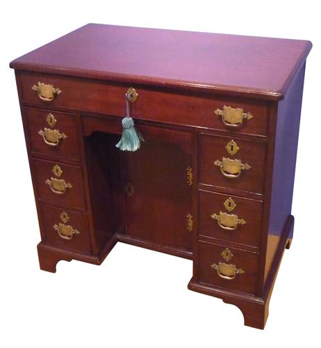 George III Mahogany Kneehole Desk c.1770 (1 of 1) George III Mahogany Kneehole Desk c.1770 (1 of 1)