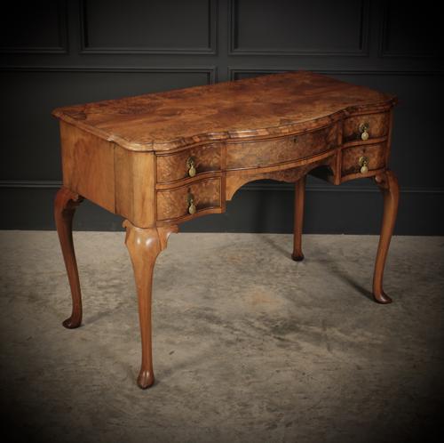 Queen Anne Style Shaped Walnut Dressing Table c.1920 (1 of 11) Queen Anne Style Shaped Walnut Dressing Table c.1920 (1 of 11)