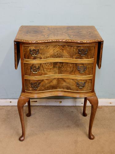 Queen Anne Style Burr Walnut Side Table / Bedside Lamp Table (1 of 1)