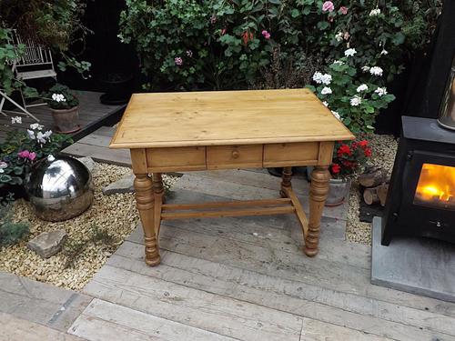 Lovely Old Antique Victorian Side / Hall / Kitchen / Dining Table / Computer Desk (1 of 1)