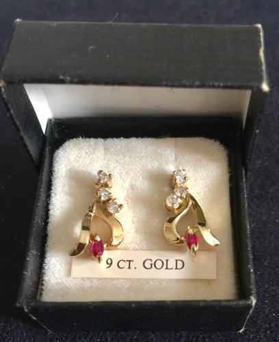 Vintage Gold Crystal Earrings (1 of 4) Vintage Gold Crystal Earrings (1 of 4)