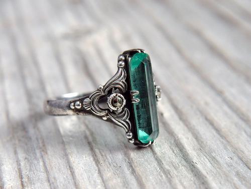 Vintage Art Deco Sterling Silver & Green Glass Ring, Possibly American (1 of 10) Vintage Art Deco Sterling Silver & Green Glass Ring, Possibly American (1 of 10)