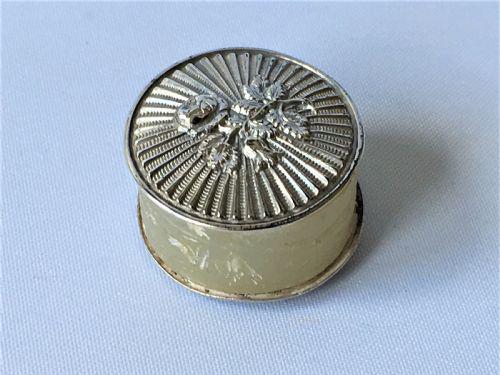 Delightful Georgian Silver Cotton Waxer (1 of 4) Delightful Georgian Silver Cotton Waxer (1 of 4)