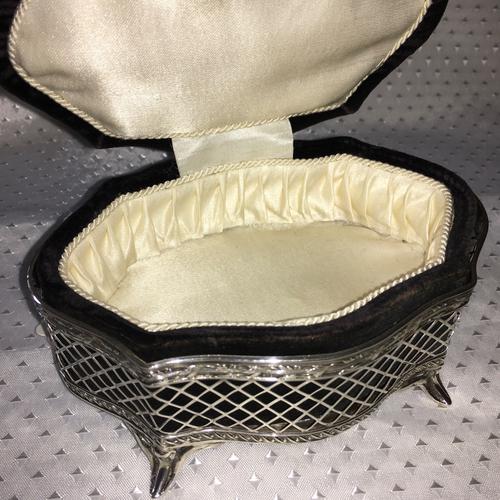 Silver Jewellery Box / Pin Cushion - Hallmarked c.1910 (1 of 6) Silver Jewellery Box / Pin Cushion - Hallmarked c.1910 (1 of 6)